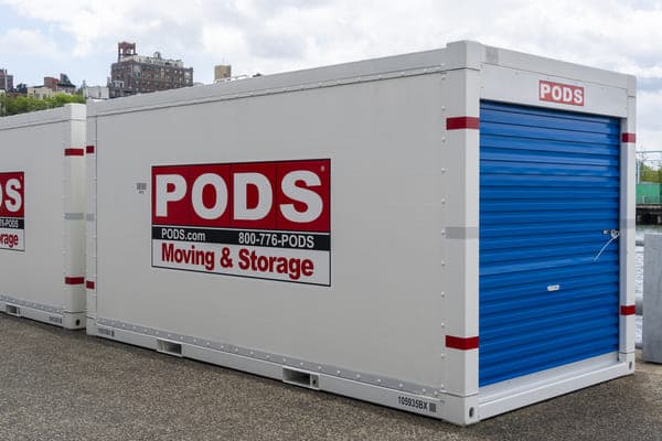 https://www.movinglabor.com/images/blog/145/pods-moving-containers.jpg